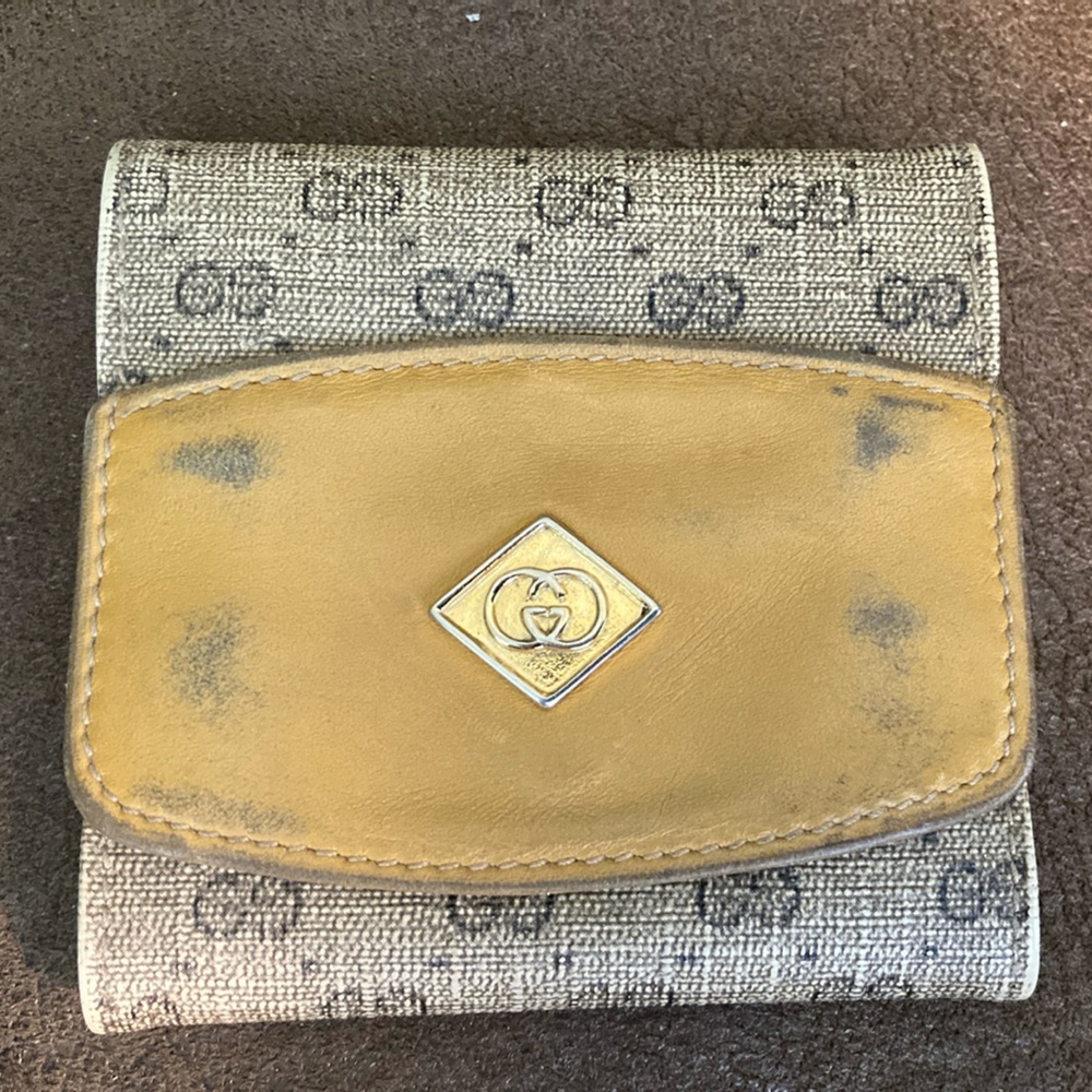 Gucci Tan Gray Key Card Holder with Gold Emblem
